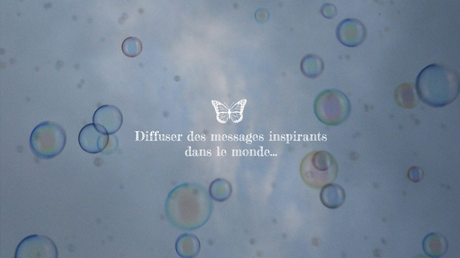 Texte Diffuser des Messages dans le monde... sur fond de ciel avec des bulles de savon