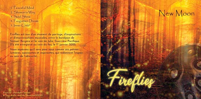Pochette Recto Verso de l'album Fireflies de New Moon, avec une forêt féérique aux couleurs de feu, dans laquelle serpentent des lucioles et avec un handpan en transparence